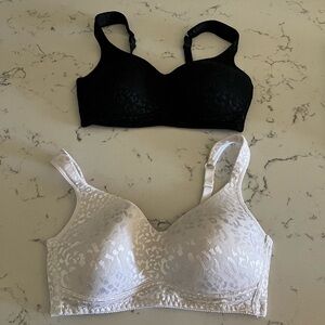 2 Rhonda Shear bras size medium Style 0025 one black one white jacquard